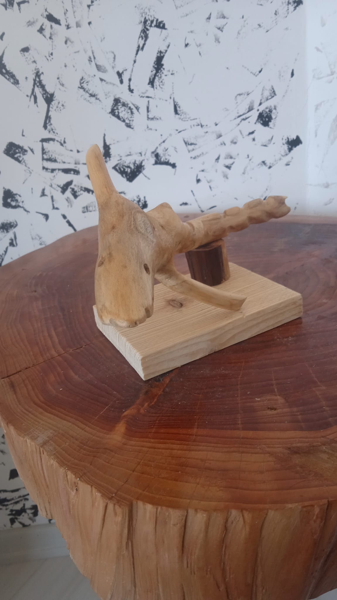 El yapımı ağaç kökünden biblo