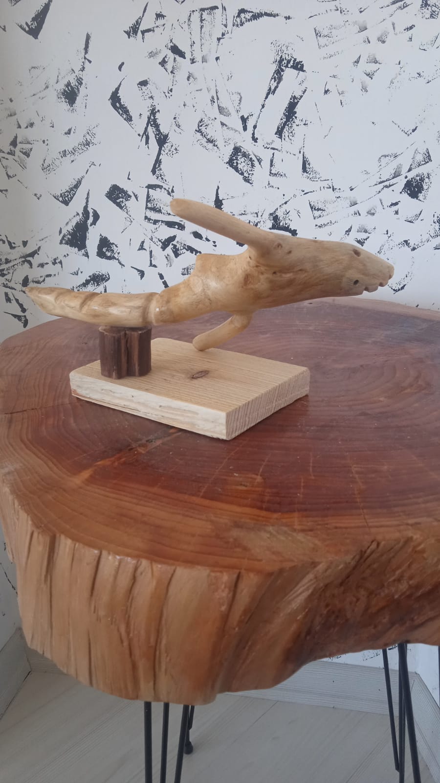 El yapımı ağaç kökünden biblo